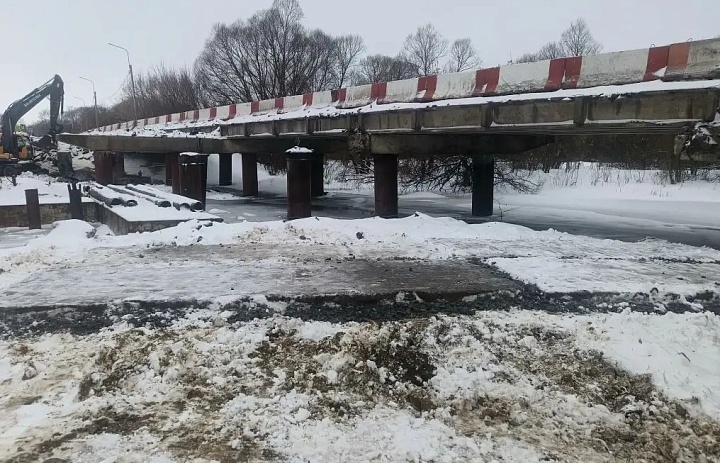 На мосту через реку Лесной Воронеж работы идут по графику