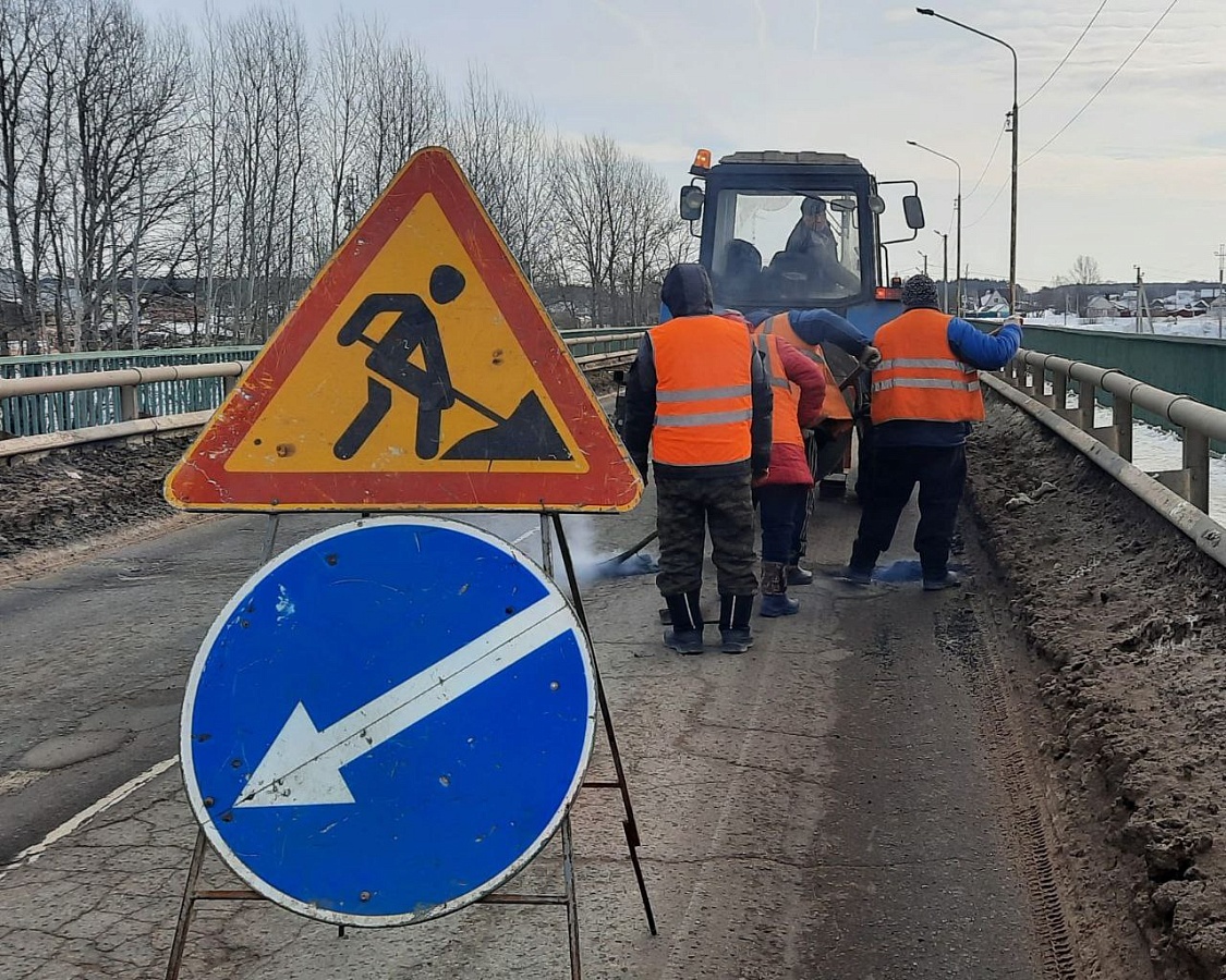 Оперативное устранение дефектов дорожного покрытия проходит в круглосуточном режиме